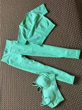 Tones Mint Green Seamless Activewear Set - Top, Leggings & Sports Bra